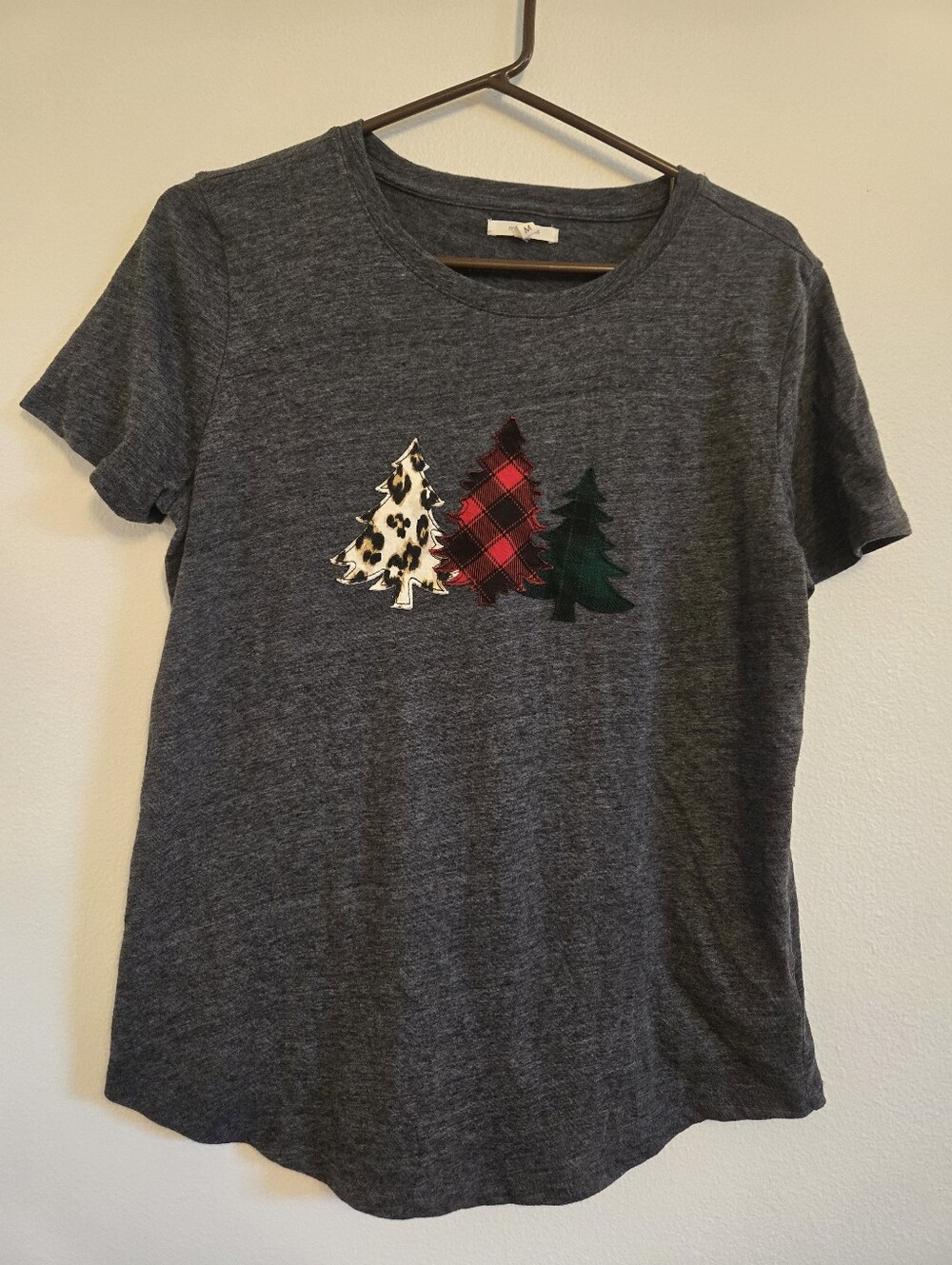 Mayrices Womend Gray Graphic Tee with Festive Tree Appliqués Sz M